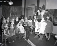808161 Afbeelding van het bezoek van Sinterklaas en Zwarte Piet aan een kleuterschool aan de Vleutenseweg te Utrecht.